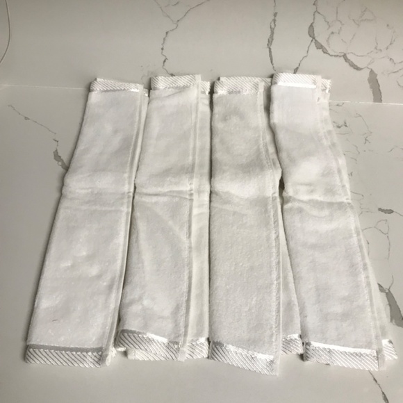 Set of 4 Winter Festive Hand Towels 2 pair Wreaths and Cardinals 18 x 11” NWOT - Picture 3 of 7